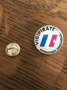 GROS PIN'S 2cm Métal Argenté Fantaisie Vigipirate Opération Sentinelle Drapeau - Picture 1 of 1