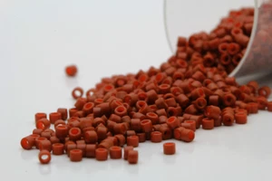 Cuentas de semilla naranja oxidado mate teñidas por dentro Miyuki Delicas 11/0 DB-794 - Imagen 1 de 2