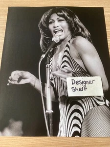 Libro de fotografía de escenas de Tina Turner en el escenario 1974 y Phil Lynott en Nueva York 1977 - Imagen 1 de 2