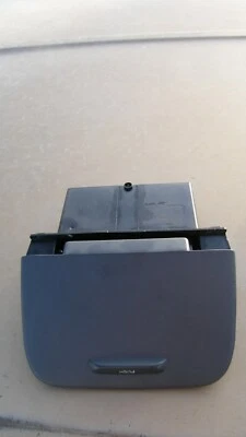 Cenicero central Volvo C70 1998-2004 justo encima de la consola central con tornillos de montaje Foto 1 de 4