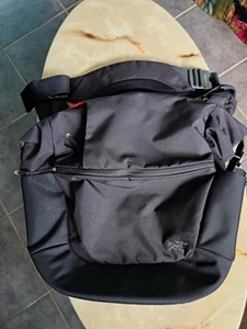Arc'Teryx Mistral Shoulder / Sling Bag 16L Black with Red lining - Picture 1 of 14