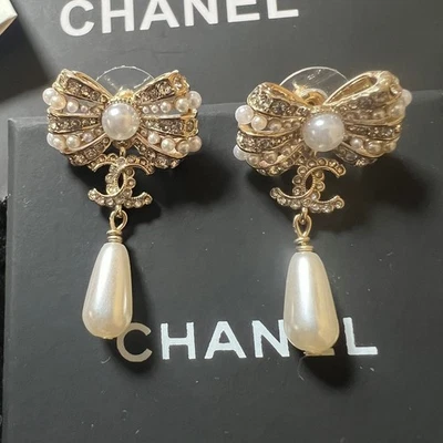 Pendientes Chanel 100% Auténticos Mariposa Forma Gota Perla Logo CC Foto 1 de 4