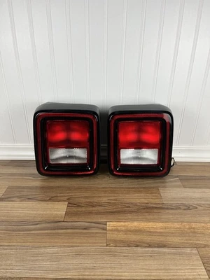 Комплект оригинальных левосторонних и правосторонних галогенных задних стоп-сигналов поворота для Jeep Wrangler JL 2018-2024 годов выпуска - Изображение 1 из 4