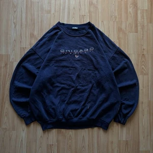 Vintage Años 90 Azul Marino Cuadrado Bordado Chicago The Windy City Cuello Redondo Talla L! - Imagen 1 de 7