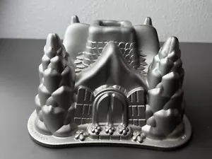 Nordic Ware Fairy Tale Castle Cottage Bundt Cake Pan 10 tazas 2,6 litros - Imagen 1 de 5