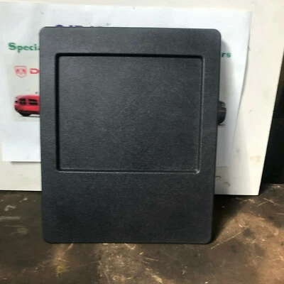 Chrysler Grand Voyager 2008-15 N/S слева по центру спинки сиденья отделка панели - Изображение 1 из 4