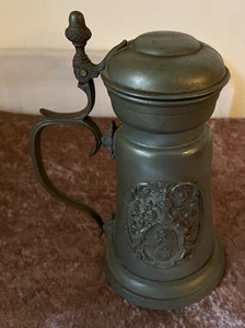 Alter Bierkrug aus Zinn, Ritter Wappen Dekor, mit Punze (u) - Bild 1 von 4