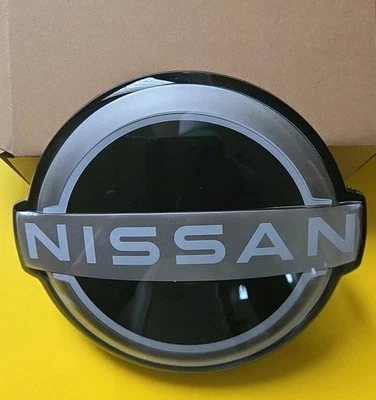 Emblema parrilla delantera Nissan Rogue 62890-6RM0A OE radar 2021 a 2024 ✅ Foto 1 de 4