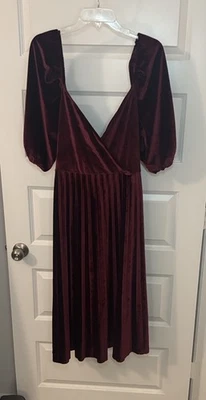 Vestido midi plisado envolvente de terciopelo manga abullonada borgoña sangre de buey talla 18 plus de ASOS DESIGN Foto 1 de 4