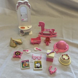 Lote de accesorios vintage Barbie 1998 Mattel Kelly's Pop Up Playhouse repuesto - Imagen 1 de 7