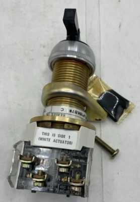 ПЕРЕКЛЮЧАТЕЛЬ СЕЛЕКТОРА ALLEN BRADLEY AB 800H-JP18KB7 СВЕРХПРОЧНЫЙ 800H-JP18KB7AAXX SER C - Изображение 1 из 4