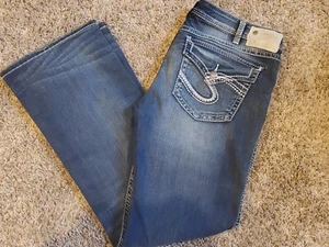 Silver Tuesday Low Boot Cut  Denim Jeans 33/31 Euc - Picture 1 of 9