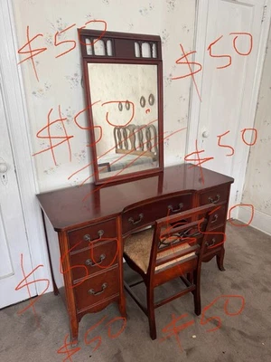 Tocador de caoba con silla y espejo Foto 1 de 4