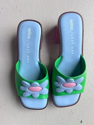 NUEVO, ZAPATOS MELISSA MUJER, verde con flor azul, zuecos/tacones punta abierta Foto 1 de 3