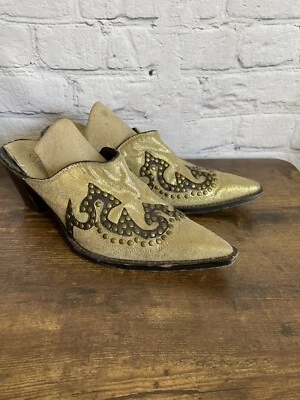 Bota de mujer Kathy Van Zeeland tachonada mula deslizable occidental metálica dorada talla 7,5 Foto 1 de 4