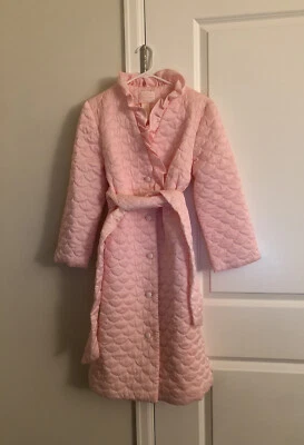 Hermoso abrigo de casa vintage acolchado rosa Sears con cinturón volantes talla 12 Foto 1 de 4
