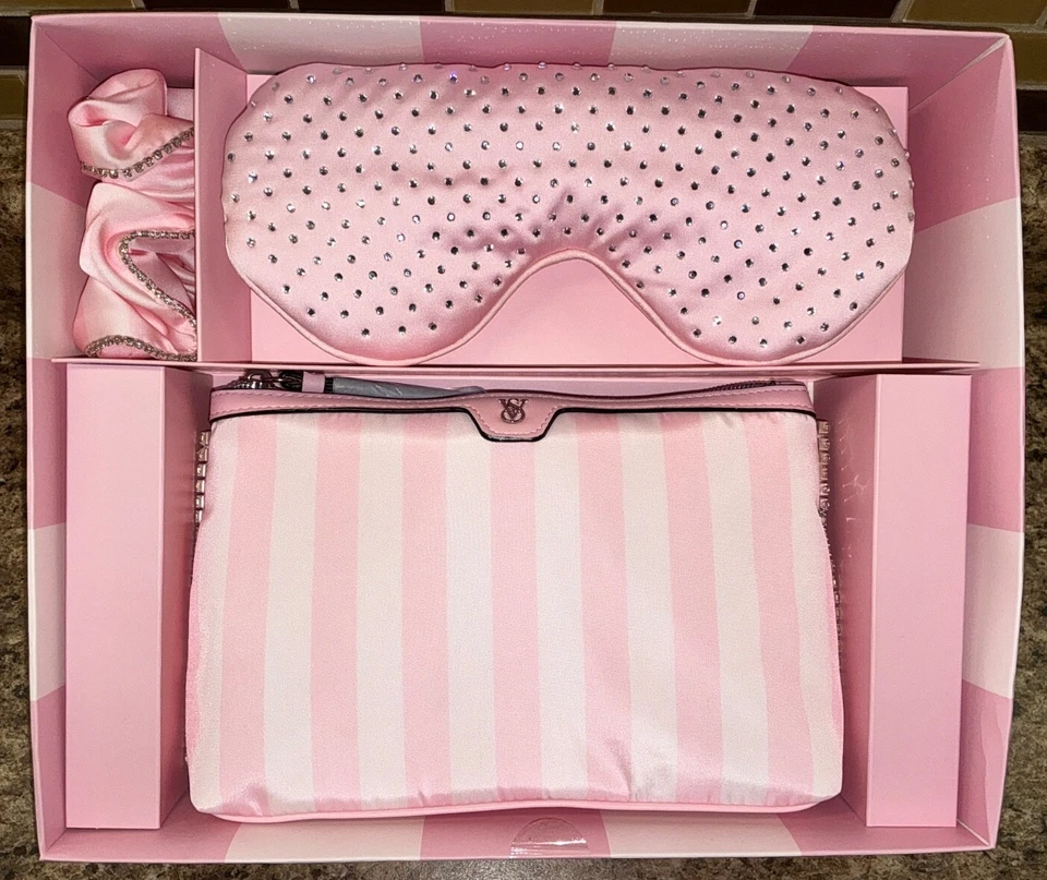 Estuche Heritage Stripe con bling de Victoria's Secret + Scrunchie + Sleep Mask Tavel Set Foto 1 de 4