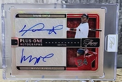 David Ortiz Manny Ramírez /10 2025 Panini Tres y Dos Medias Rojas Doble Automático Foto 1 de 4