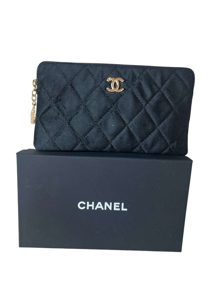 CARTERA CHANEL COMPLEMENTARIA TERCIOPELO CON HERRAJES DORADOS.GWP Foto 1 de 4
