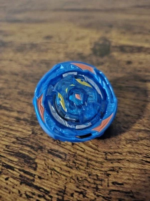 Takara Tomy • Beyblade Burst Quadstrike • Whirl Knight K8 • Spinning Top Foto 1 de 3