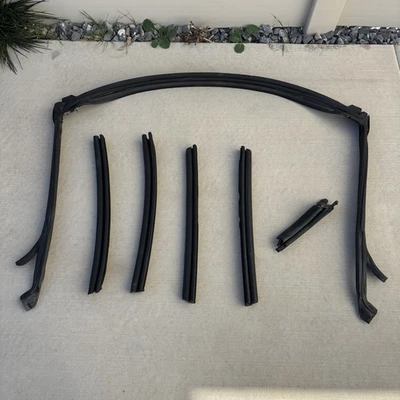 Комплект резиновых уплотнений для верхней части кабриолета Chrysler Sebring 1996-2006 годов выпуска от оригинального производителя - Изображение 1 из 4