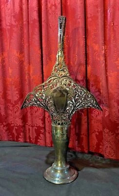 ANTIGUA CESTA CON MANGO DE PLACA DE PLATA ORNAMENTADA VICTORIANA 23" CON FILIGRANA Foto 1 de 4