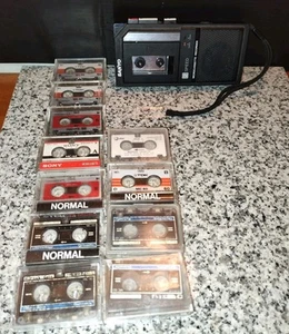 Grabadora Micro Cassette Sanyo Dos Velocidades Negra con Once Cintas de Cassette. - Imagen 1 de 13