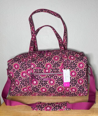 Bolsa de viagem Vera Bradley média medalhão framboesa nova com etiquetas - Imagem 1 de 4