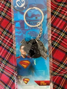 Superman 2025 Film  Daily Planet Enamel Keychain - Imagen 1 de 1