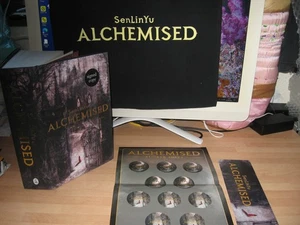 SenLinYu signiert Alchemisiert Erstdruck Promos Epic Fantasy Debüt Manacled ausverkauft - Bild 1 von 12