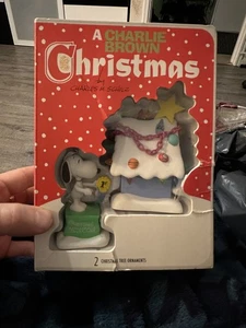 2024 Hallmark Peanuts Snoopy & Holiday Doghouse Set 2 Weihnachtsschmuck in BOX - Bild 1 von 6