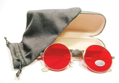 Gafas de sol "Dare Devil" con montura redonda plateada y lentes de policarbonato rojo. Foto 1 de 3