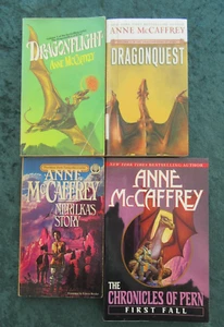 LOT 4 PB DRAGONRIDERS OF PERN SERIES BY ANNE MCCAFFREY: DRAGONFLIGHT ++ - Bild 1 von 4