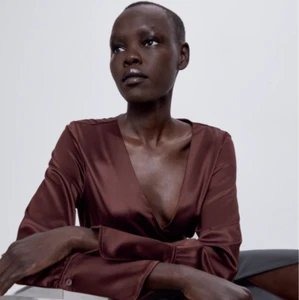 Neu mit Etikett Zara braune Langarmbluse schokoladenfarben V-Ausschnitt Oberteil Größe S - Bild 1 von 6