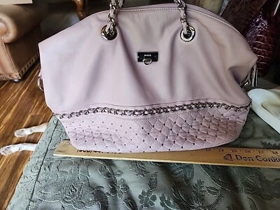 Cartera grande acolchada con tachuelas rosa pálido Bodhi Foto 1 de 4