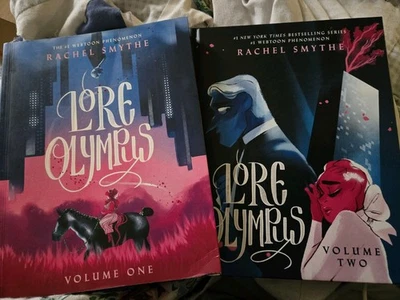Lore Olympus Volumes 1 & 2 by Rachel Smythe HC/SC 1st Editions VG Foto 1 de 4