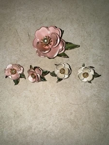 De colección Dos Juegos Rosa Y Blanco Imitación Perla Flores Clip En Pendientes Y Broche - Imagen 1 de 3