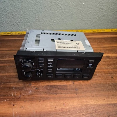 84-02? RADIO CASSETTE AM/FM Cherokee Wrangler Caravan Dodge Chrysler Jeep Foto 1 de 4