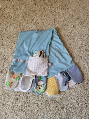 Bufanda Baby Play 51"x 9.5" Sonajeros, Crujiente, Etiquetas Espejo y Piezas Texturizadas.  Foto 1 de 4