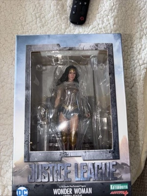 Figura Mujer Maravilla Liga de la Justicia DC Kotobukiya Foto 1 de 4