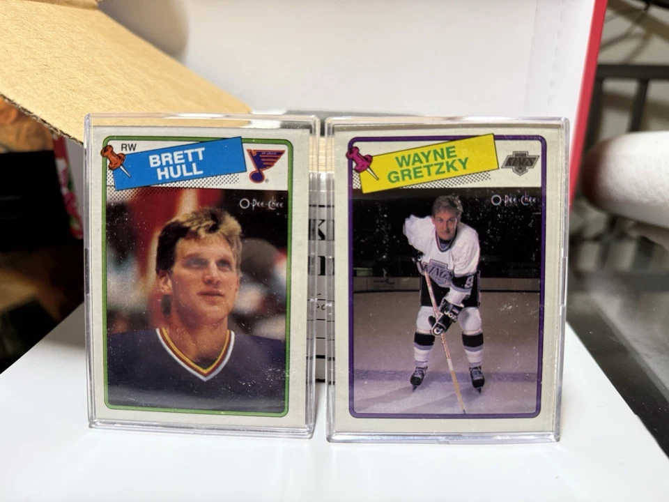 1988-89 y 1989-90 O-Pee-Chee Hockey Juegos Completos Casco, Sakic Rookies NrMt/Mt Foto 1 de 4