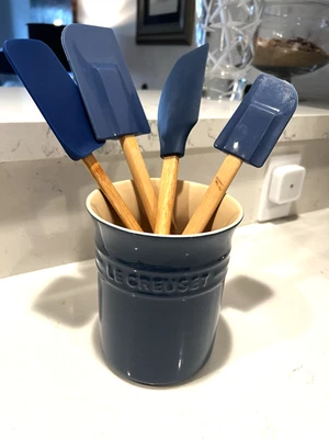 Juego de utensilios Le Creuset serie artesanal de silicona con vasija de gres 5 piezas Foto 1 de 4