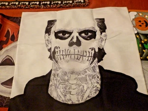 Quadratischer Kissenbezug "Totenkopf Junge" 17 1/2"x18", versteckter Reißverschluss, weicher Stoff, neu - Bild 1 von 3