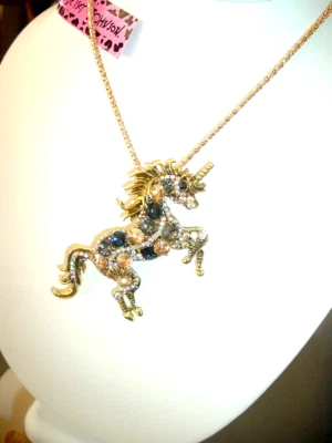 Colar + broche pingente cavalo unicórnio ouro cristal multicolorido Betsey Johnson - Imagem 1 de 4
