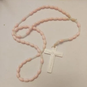 Crocifisso quadrato crema rosa chiaro corda annodata rosario plastica vintage - Foto 1 di 1