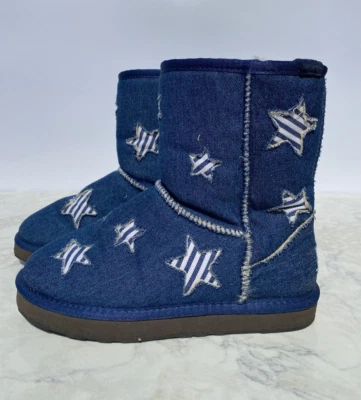 Botas curtas clássicas pele de carneiro Ugg Ozlana azul denim cowboy estrelas 7/38 - Imagem 1 de 4