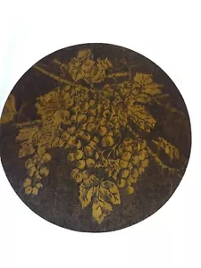 Plaga de madera pirográfica grande vintage con uvas - Imagen 1 de 7