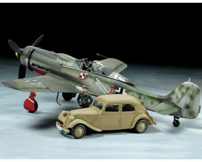 Tamiya Focke-Wulf Fw190 D-9 JV44 & 11CV Staff Car 1:48 25213 modellismo - Immagine 1 di 4