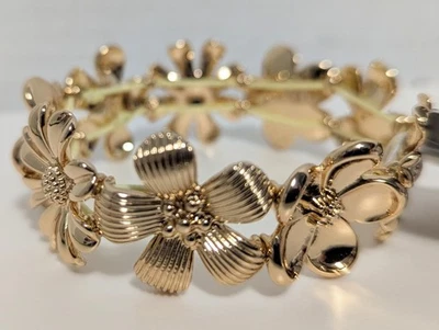 Pulsera Liz Claiborne con etiquetas llamativa tono dorado varias flores Foto 1 de 4