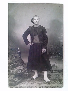 Mann in ungewöhnlicher (Reiter-)Uniform mit Degen, Post?, Hornist?, wohl Frankre - Bild 1 von 2